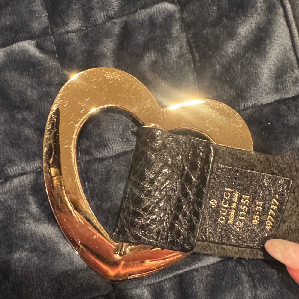 Gucci Black Leather Belt with Gold Heart Buckle - Picture 14 of 17